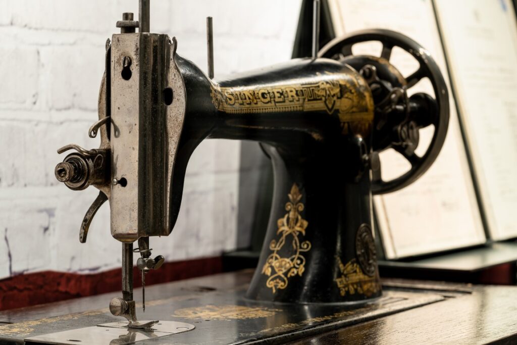 Zdjęcie przedstawia maszynę do szycia marki SINGER. Jest to jeden z eksponatów wystawy stałej Muzeum.
