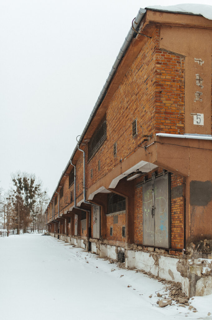 Zdjęcie przedstawia niewyremontowany budynek Muzeum podczas zimy.
