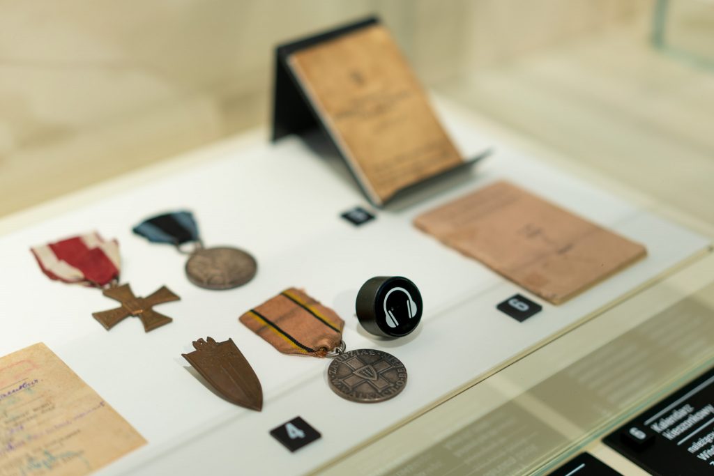 Fragment wystawy stałej, order, medal.