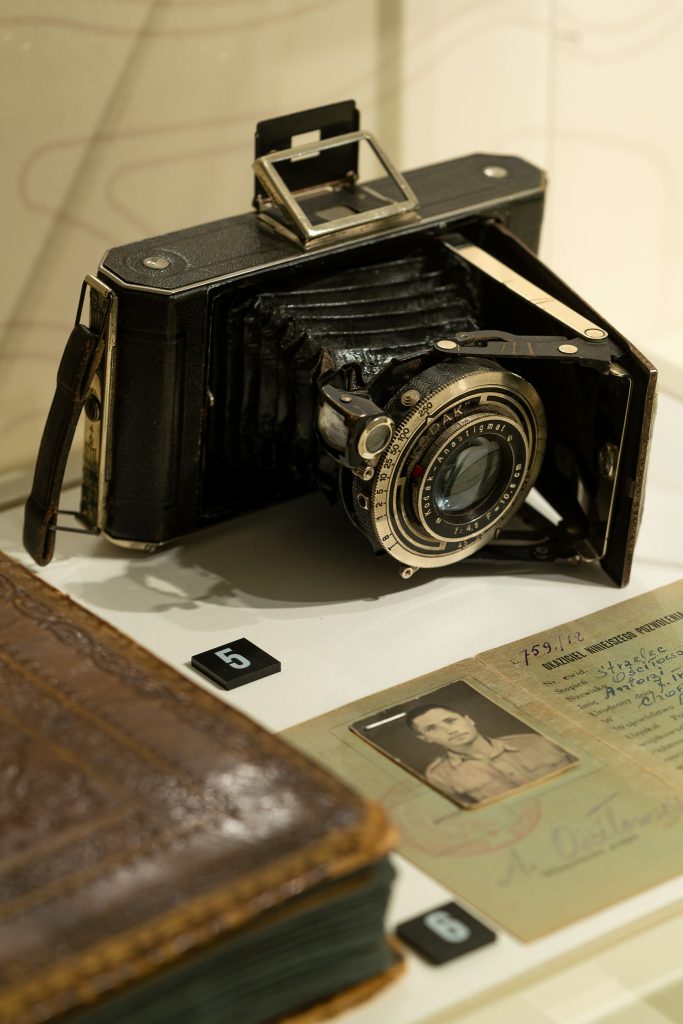 Fragment wystawy stałej, aparat fotograficzny.