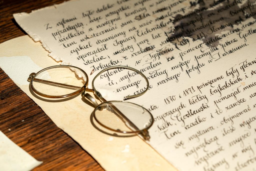 Fragment wystawy stałej, okulary i rękopis.