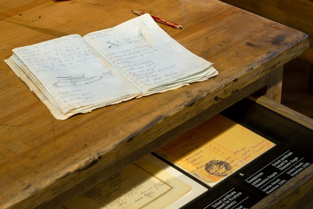 Fragment wystawy stałej, rękopis na drewnianym biurku.