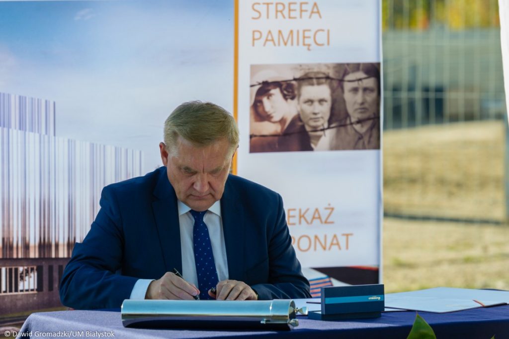 Zdjęcie przedstawia Prezydenta Białegostoku podpisującego dokument.
