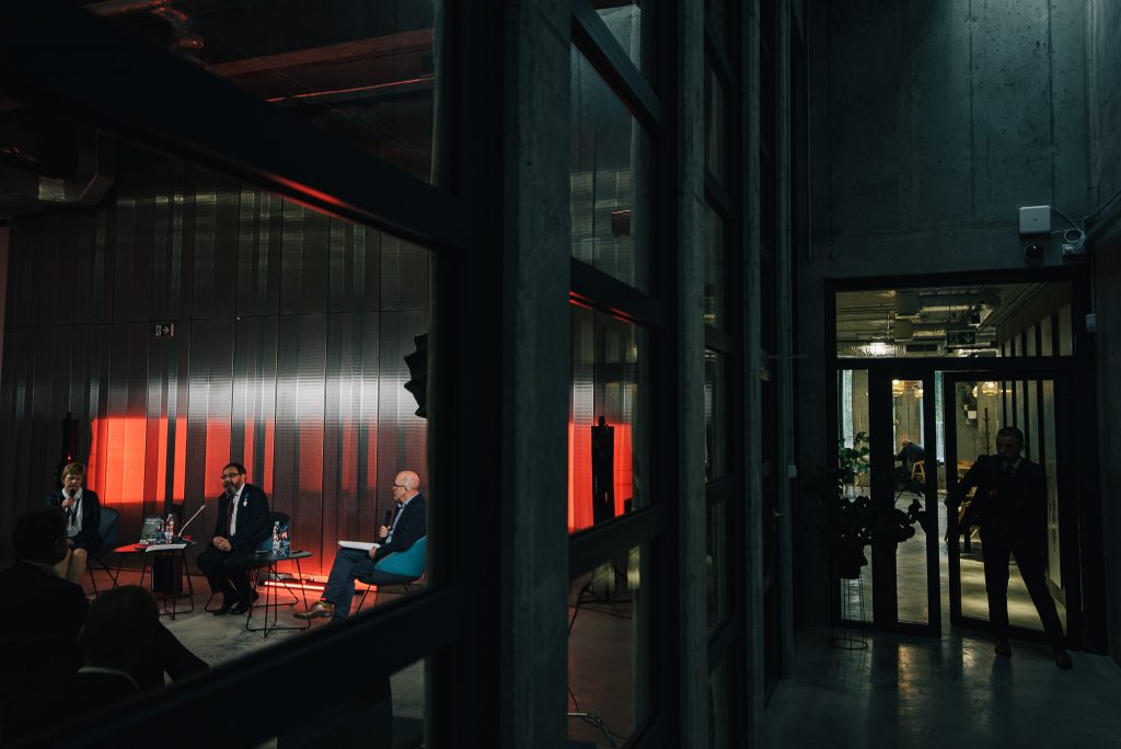 Zdjęcie przedstawia przyciemniony korytarz przy wejściu na salę audiowizualną.