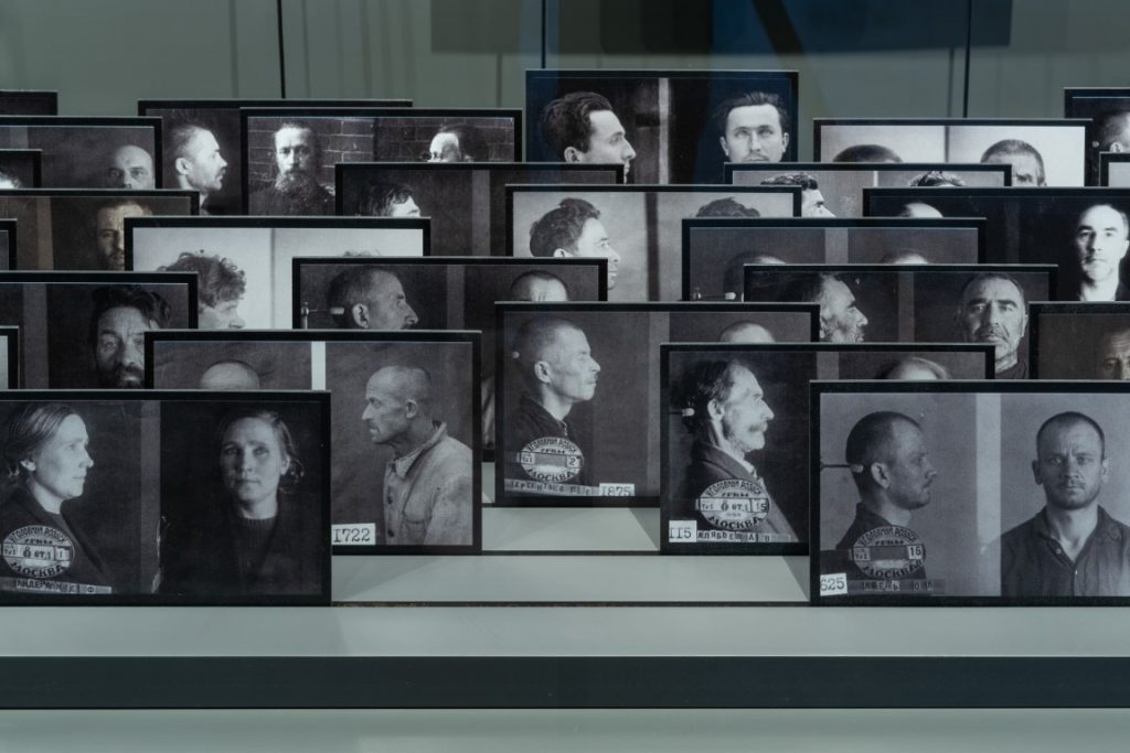 Fragment wystawy stałej, czarno białe portrety.