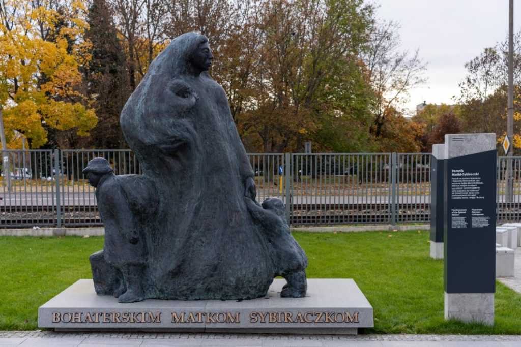 Pomnik przy wejściu do Muzeum - Bohaterskim Matkom Sybiraczkom.