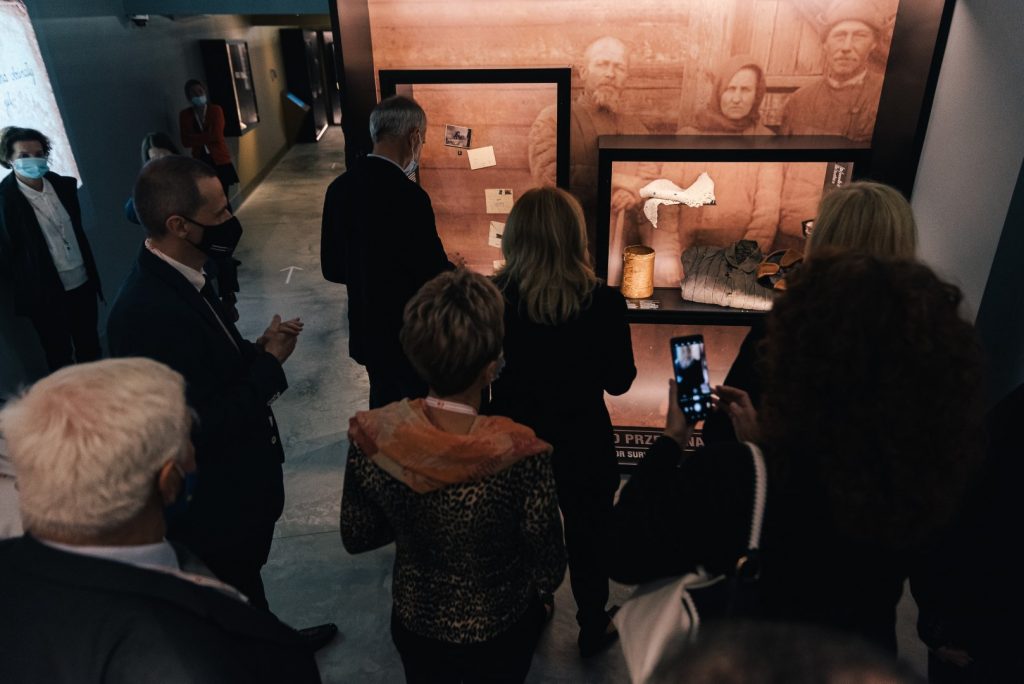 Na grafice znajdują się zwiedzający wystawę Muzeum Pamięci Sybiru.