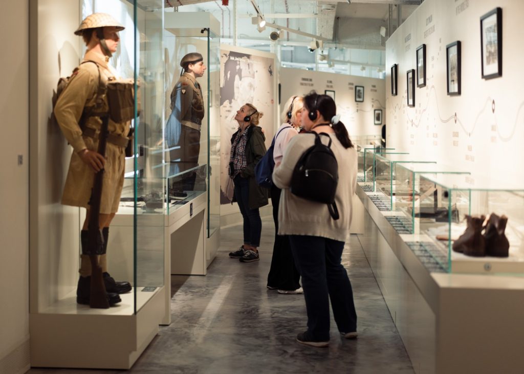 Zdjęcie przedstawia osoby zwiedzające wystawę stałą Muzeum Pamięci Sybiru
