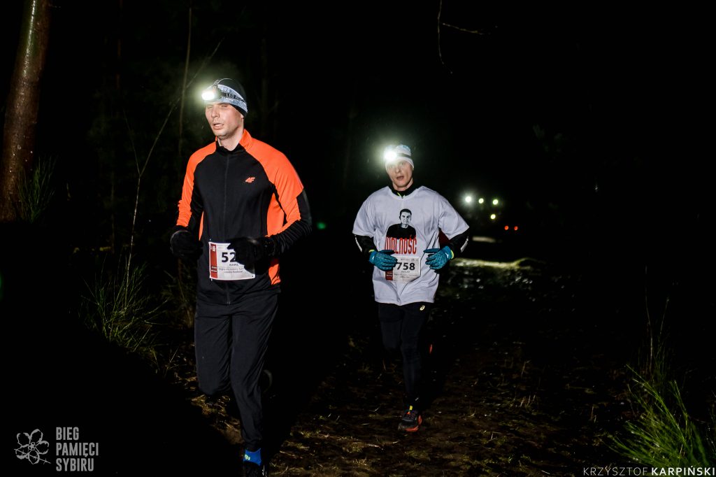 Na zdjęciu biegnący uczestnicy Biegu Pamięci Sybiru. 