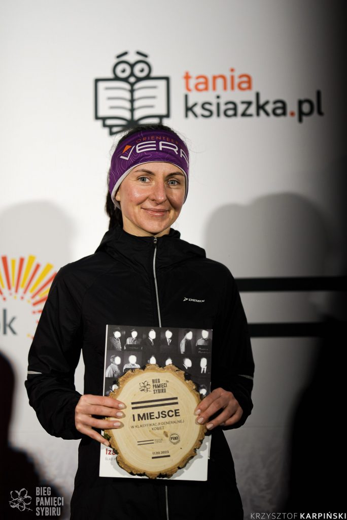 Na zdjęciu uczestniczka Biegu Pamięci Sybiru trzymająca nagrodę.