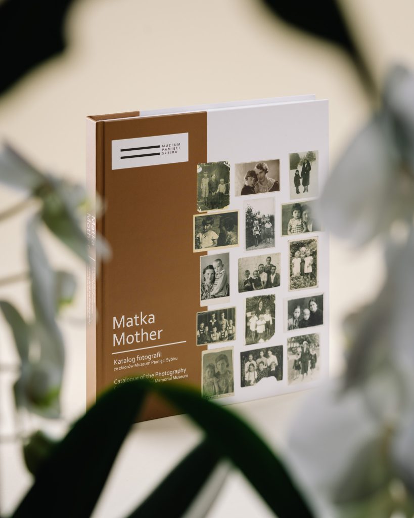 Okładka publikacji "Matka. Katalog fotografii ze zbiorów Muzeum Pamięci Sybiru" w otoczeniu kwiatów