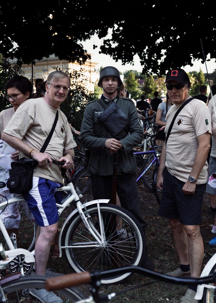 Zdjęcie przedstawia uczestników Rowerowego Peletonu Pamięci podczas postoju.