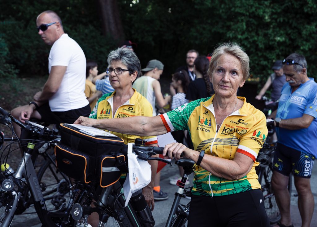 Zdjęcie przedstawia część uczestników Peletonu Pamięci z rowerami.