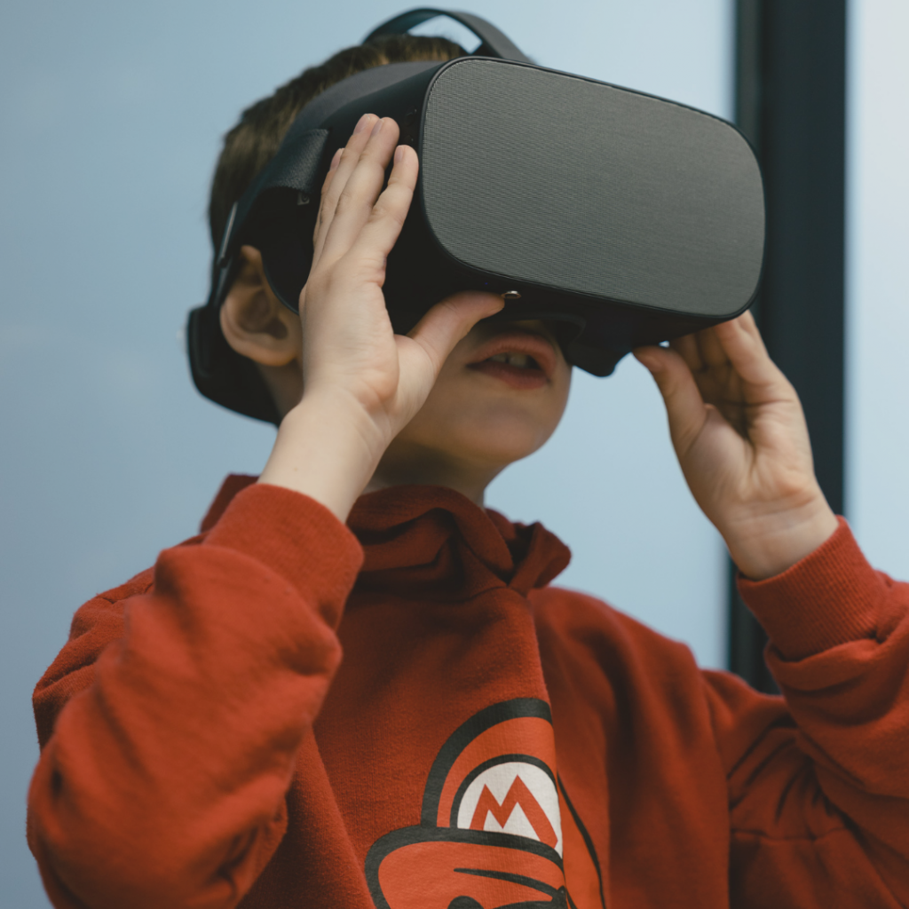 Chłopiec korzystający z gogli wirtualnej rzeczywistości podczas zajęć edukacyjnych w MPS