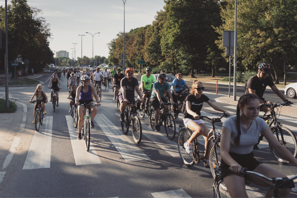 Rowerzyści uczestniczący w Peletonie Pamięci organizowanym w sierpniu na ulicach Białegostoku przez Muzeum Pamięci Sybiru