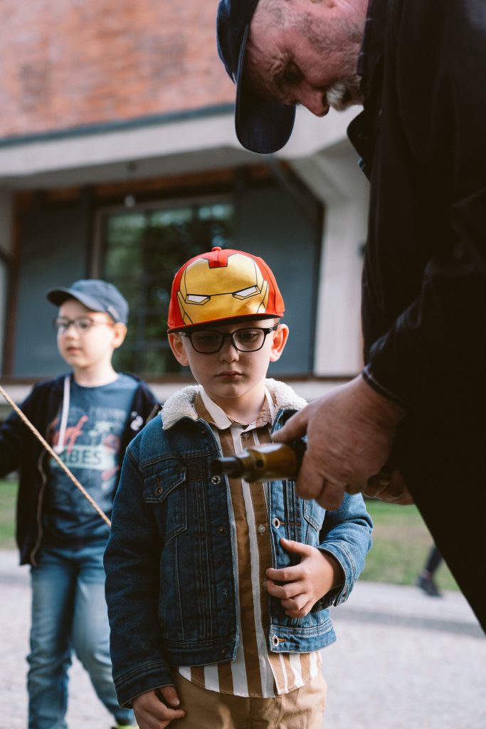 Dziecko na warsztatach edukacyjnych w Noc Muzeów 2023 w Muzeum Pamięci Sybiru