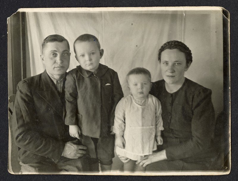 Małgorzata i Zygmunt Młynarzowie z dziećmi, Airtau, Kazachstan, 1942 rok. Ze zbiorów Muzeum Pamięci Sybiru