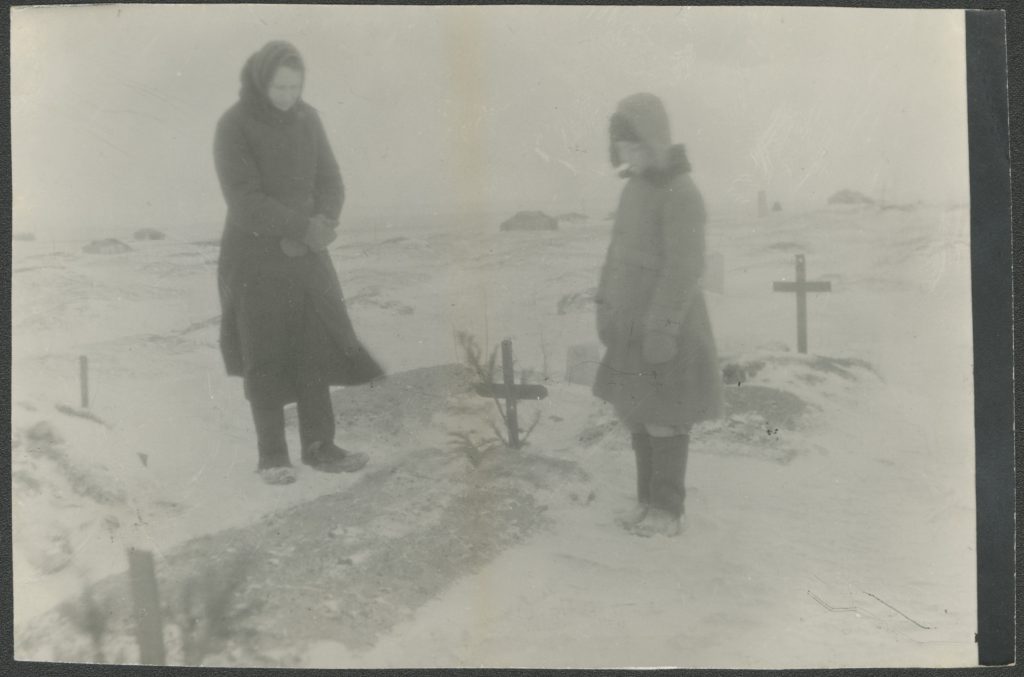 Bronisława Starostek z synem Leszkiem przy grobie syna Sławomira, Ałtajski Kraj, 1945-46. Ze zbiorów Muzeum Pamięci Sybiru