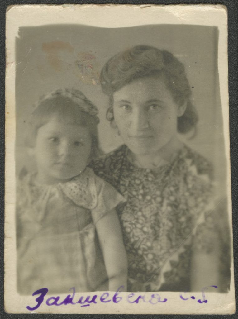 Seweryna Zakrzewska z córką Aliną, Ukraina, 1948 r. Ze zbiorów Muzeum Pamięci Sybiru