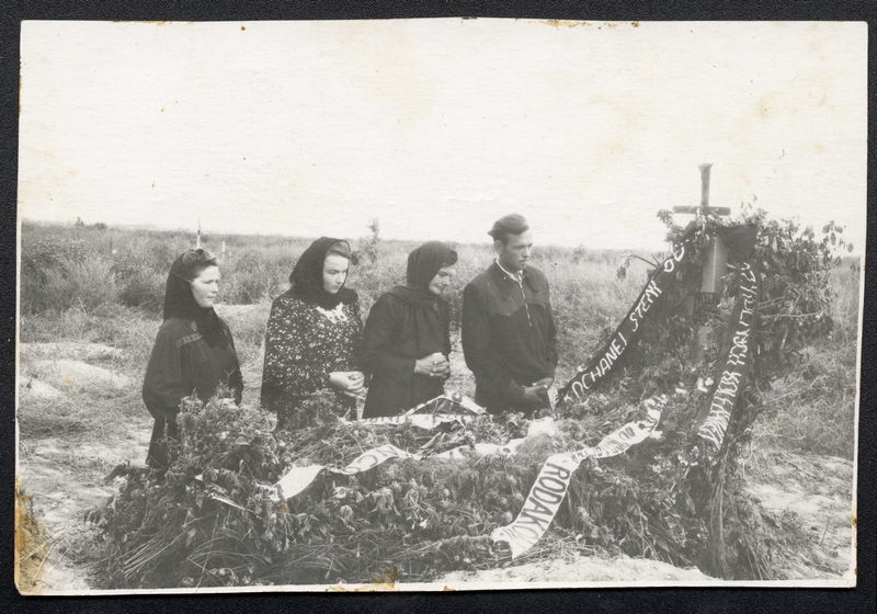 Amelia Jabłońska (druga od prawej) z dziećmi i znajomą przy grobie córki Stanisławy, Kazachstan, 1954 r. Ze zbiorów Muzeum Pamięci Sybiru