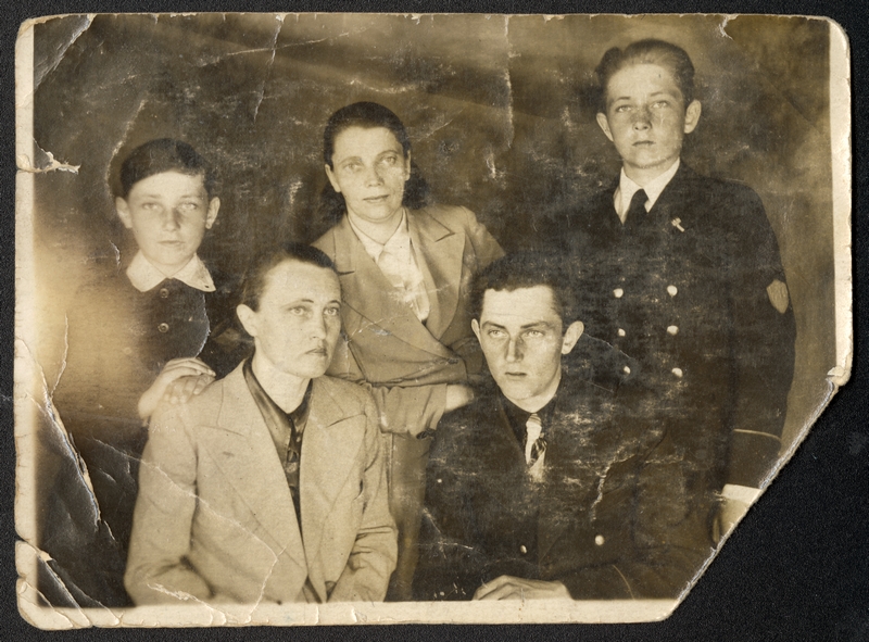 Aniela Glijer (pierwsza od lewej u dołu) z synami i koleżanką, Kachyry, Kazachstan, 1941 r. Ze zbiorów Muzeum Pamięci Sybiru