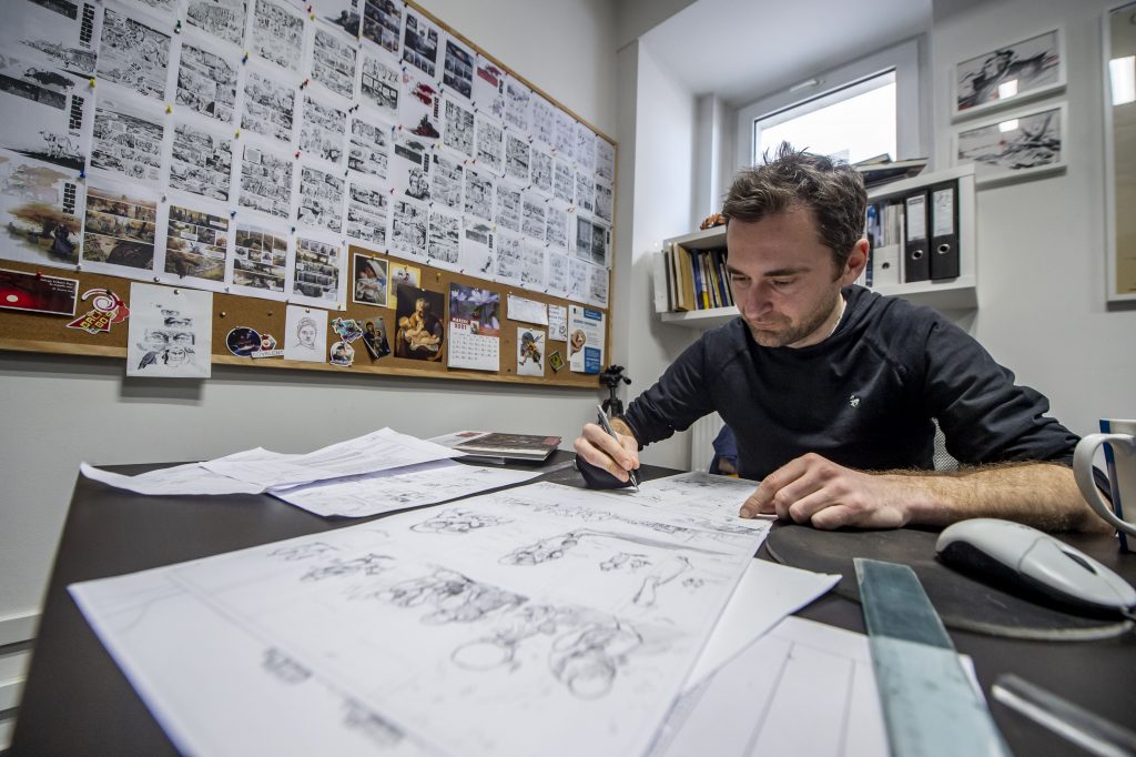 Pawel Piechnik podczas prac nad komiksem.