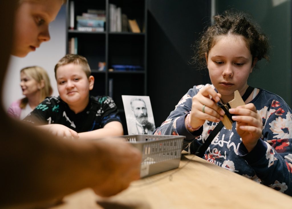 Dzieci podczas warsztatów edukacyjnych w Muzeum Pamięci Sybiru