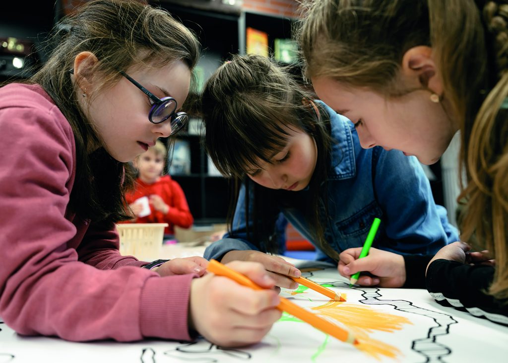 Zajęcia edukacyjne w Muzeum Pamięci Sybiru, dzieci malują mapę