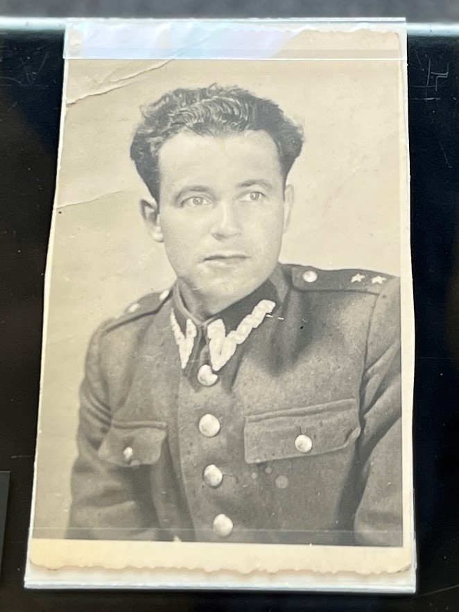 Gablota z pamiątkami rodziny Bogdanowiczów. Zdjęcie Gleba Bogdanowicza w mundurze żołnierskim.