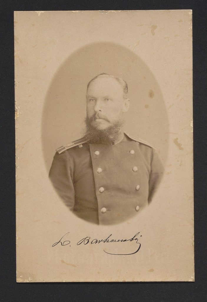 Zdjęcie portretowe przedstawiające Leona Barszczewskiego w mundurze oficera armii carskiej.