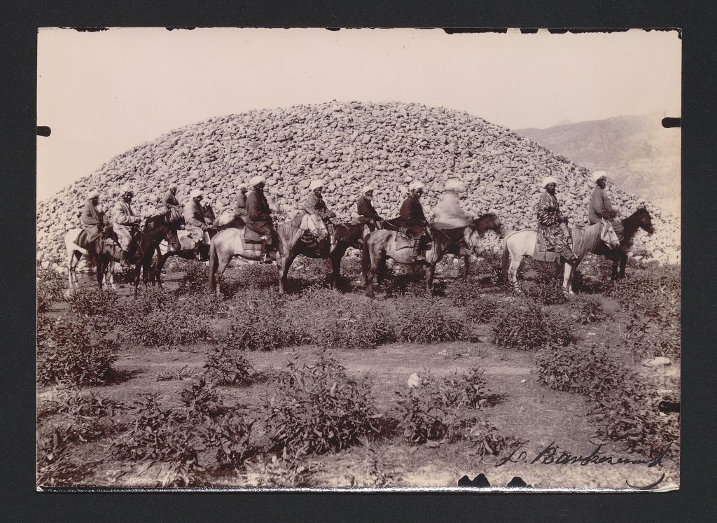 Zdjęcie w odcieniu sepii, wykonane przez Leona Barszczewskiego, przedstawia grupę konnych mężczyzn w zawojach na głowach.