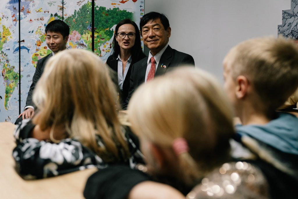 Ambasador Japonii w Polsce Akio Miyajima w trakcie warsztatów edukacyjnych w Muzeum Pamięci Sybiru