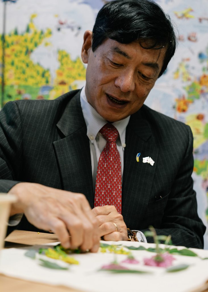 Ambasador Japonii w Polsce Akio Miyajima w trakcie warsztatów edukacyjnych w Muzeum Pamięci Sybiru