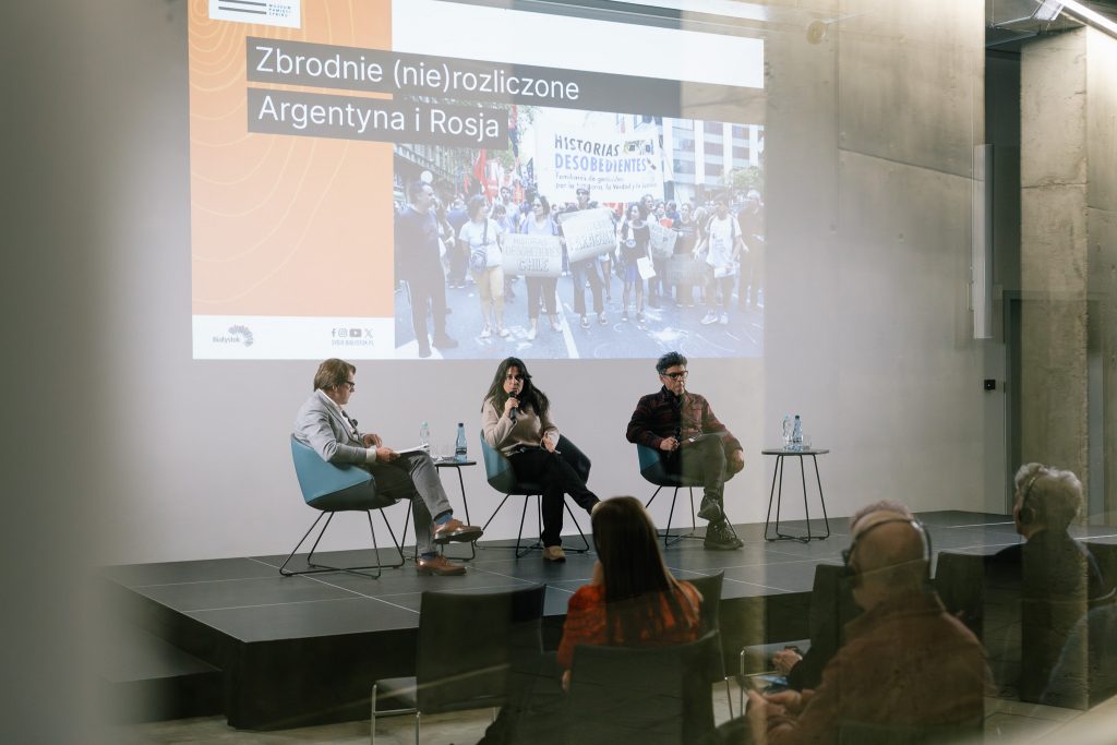 Spotkanie z członkami argentyńskiej organizacji "Historias desobedientes" („Nieposłuszne historie”) w Muzeum Pamięci Sybiru. Przemawia Analia Kalinec