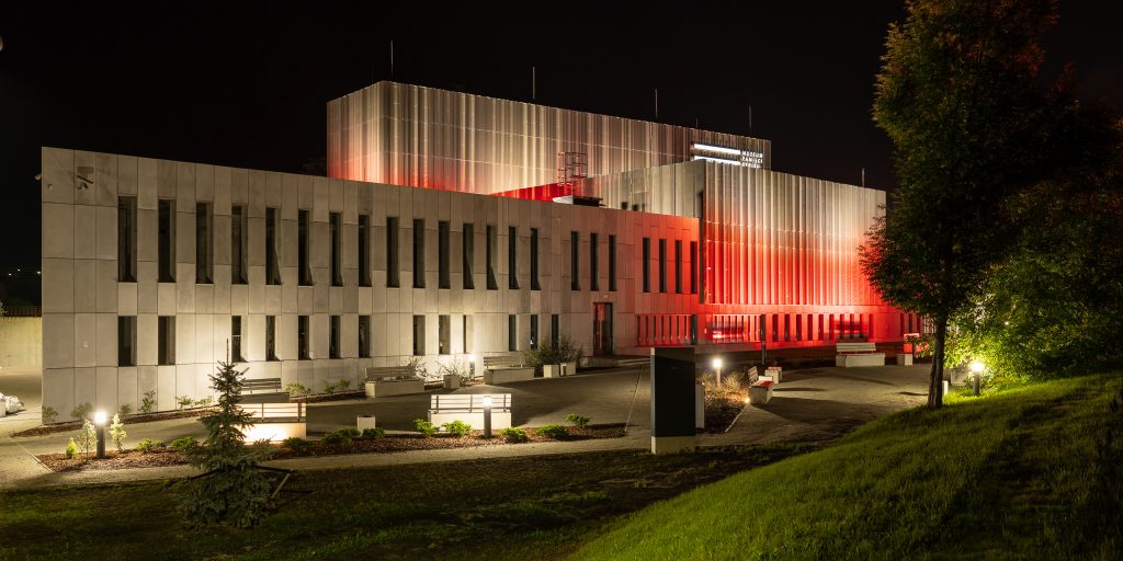 Muzeum Pamięci Sybiru podświetlone w barwach polskiej flagi. Widok od strony ulicy Poleskiej