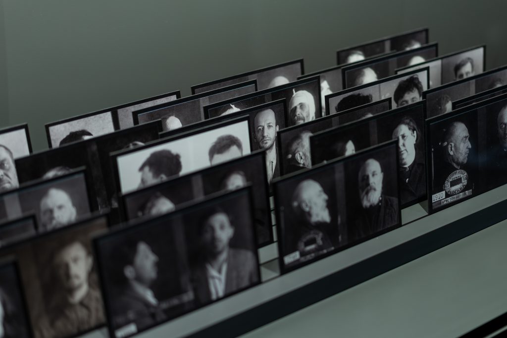 Zdjęcie przedstawia portrety osób zesłanych na sybir.
