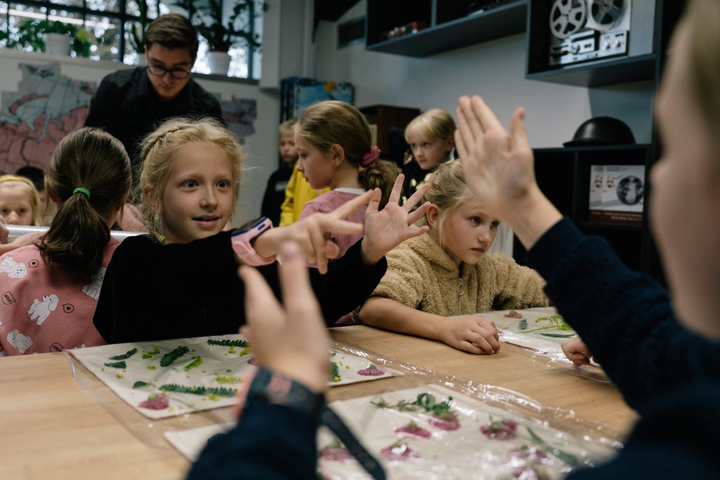 Zdjęcie przedstawia dzieci podczas zajęć edukacyjnych.