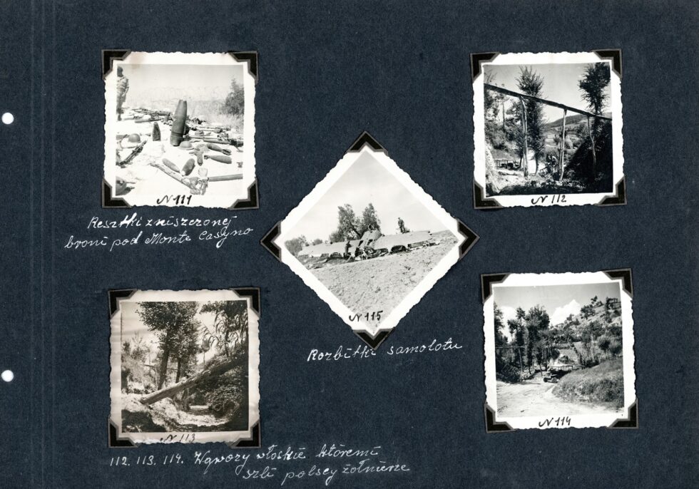 Ciemnoszare karty z albumu z naklejonymi czarno-białymi fotografiami autorstwa Bolesława Augustisa.