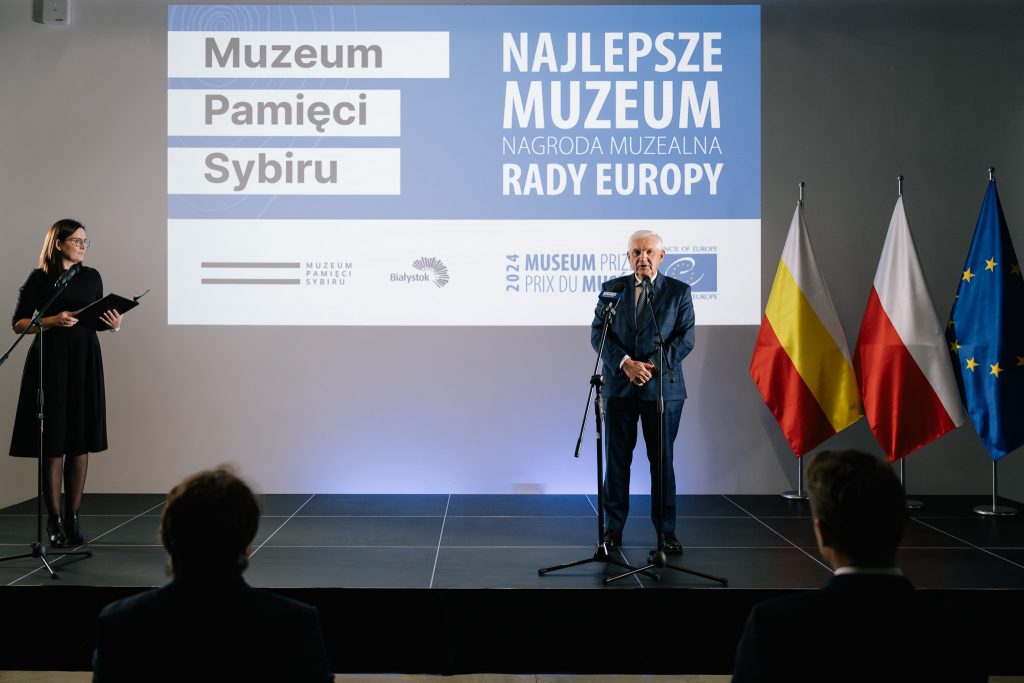 Zdjęcie przedstawia konferencję, podczas której przyznano nagrodę   Najlepszego Muzeum Europy 2024. 