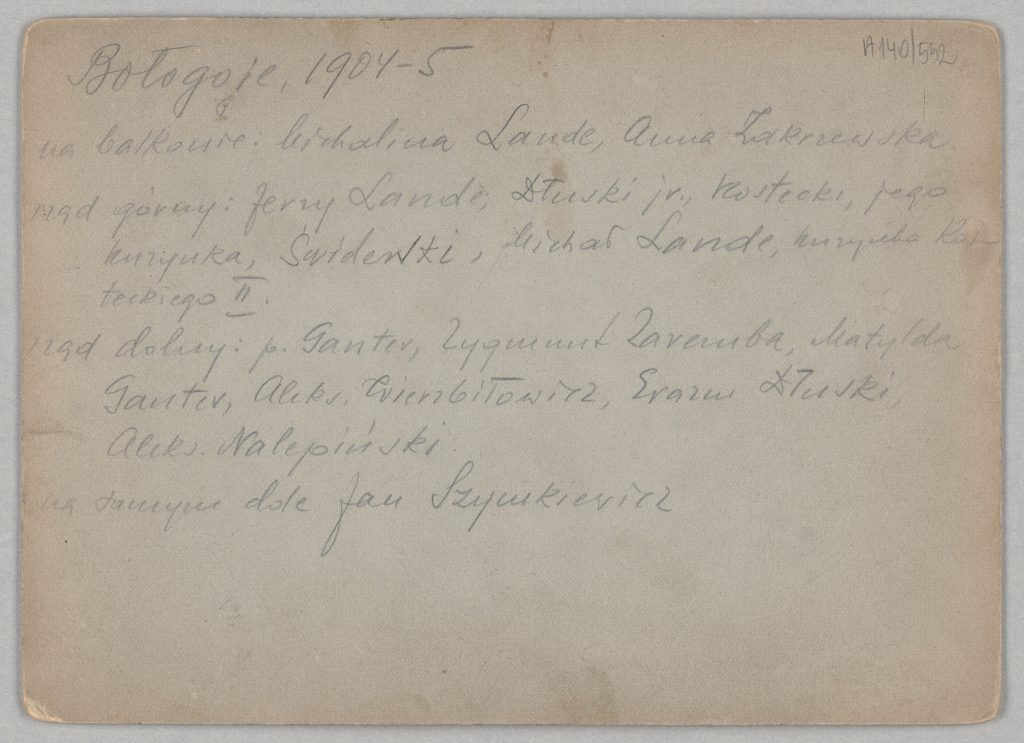 Odwrocie fotografii z wykonanym ołówkiem zapisem "Biłogoje, 1904-5" oraz listą osób widocznych na zdjęciach. 
