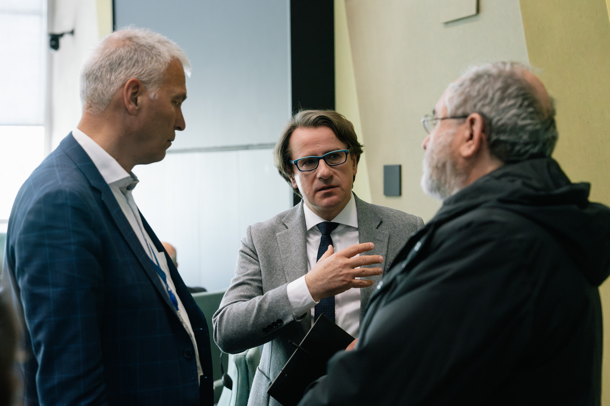 Dyrektor MPS prof. Wojciech Śleszyński z dwoma uczestnikami spotkania Komisji Kultury Rady Europy w Pałacu Europy.