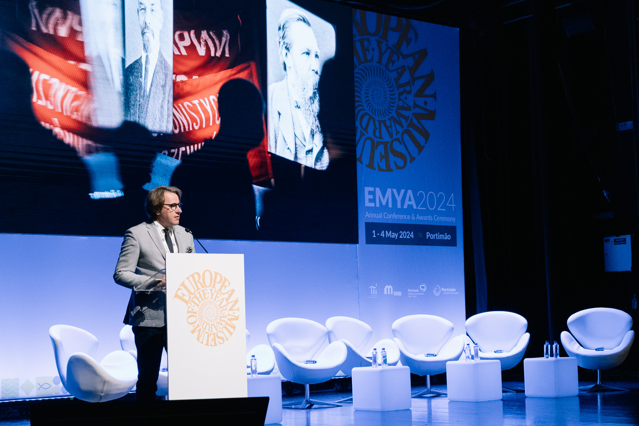 Dyrektor MPS prof. Wojciech Śleszyński przemawiający na scenie gali rozdania nagród EMYA 2024. Konferencja Europejskiego Forum Muzeów towarzysząca rozdaniu nagród EMYA 2024, Portimao, Portugalia.