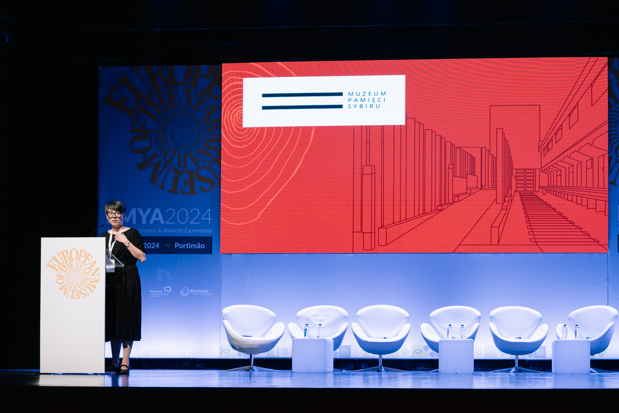 Paulina Cylka, współodpowiedzialna w Muzeum Pamięci Sybiru za komunikację wizerunkową oraz autorka aplikacji do konkursu EMYA przemawiająca na scenie gali rozdania nagród EMYA 2024.