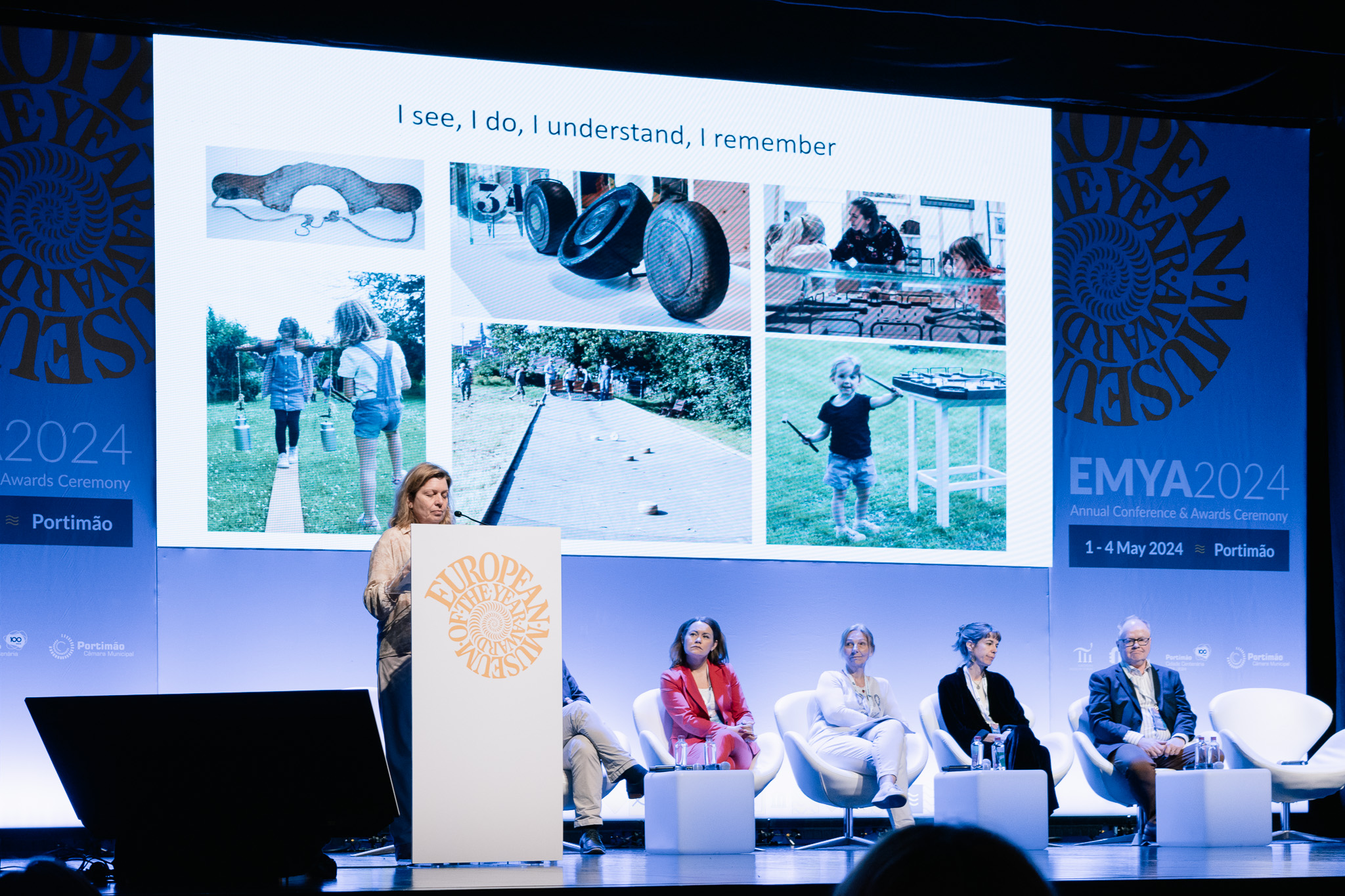 Uczestniczka konferencji prezentuje działalność swojego muzeum. Konferencja Europejskiego Forum Muzeów towarzysząca rozdaniu nagród EMYA 2024, Portimao, Portugalia.