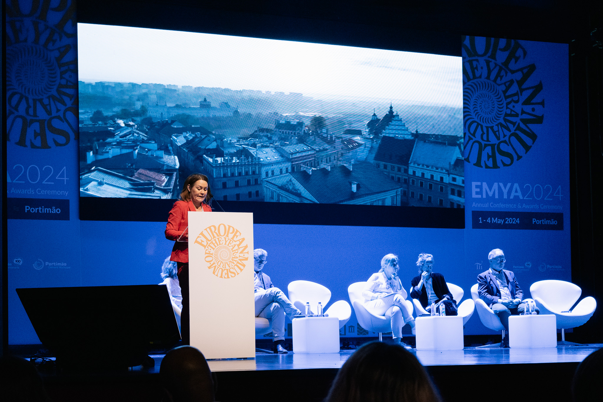 Dyrektorka Muzeum Narodowego w Lublinie, dr Katarzyna Mieczkowska, prezentuje działalność swojej placówki. Konferencja Europejskiego Forum Muzeów towarzysząca rozdaniu nagród EMYA 2024, Portimao, Portugalia.