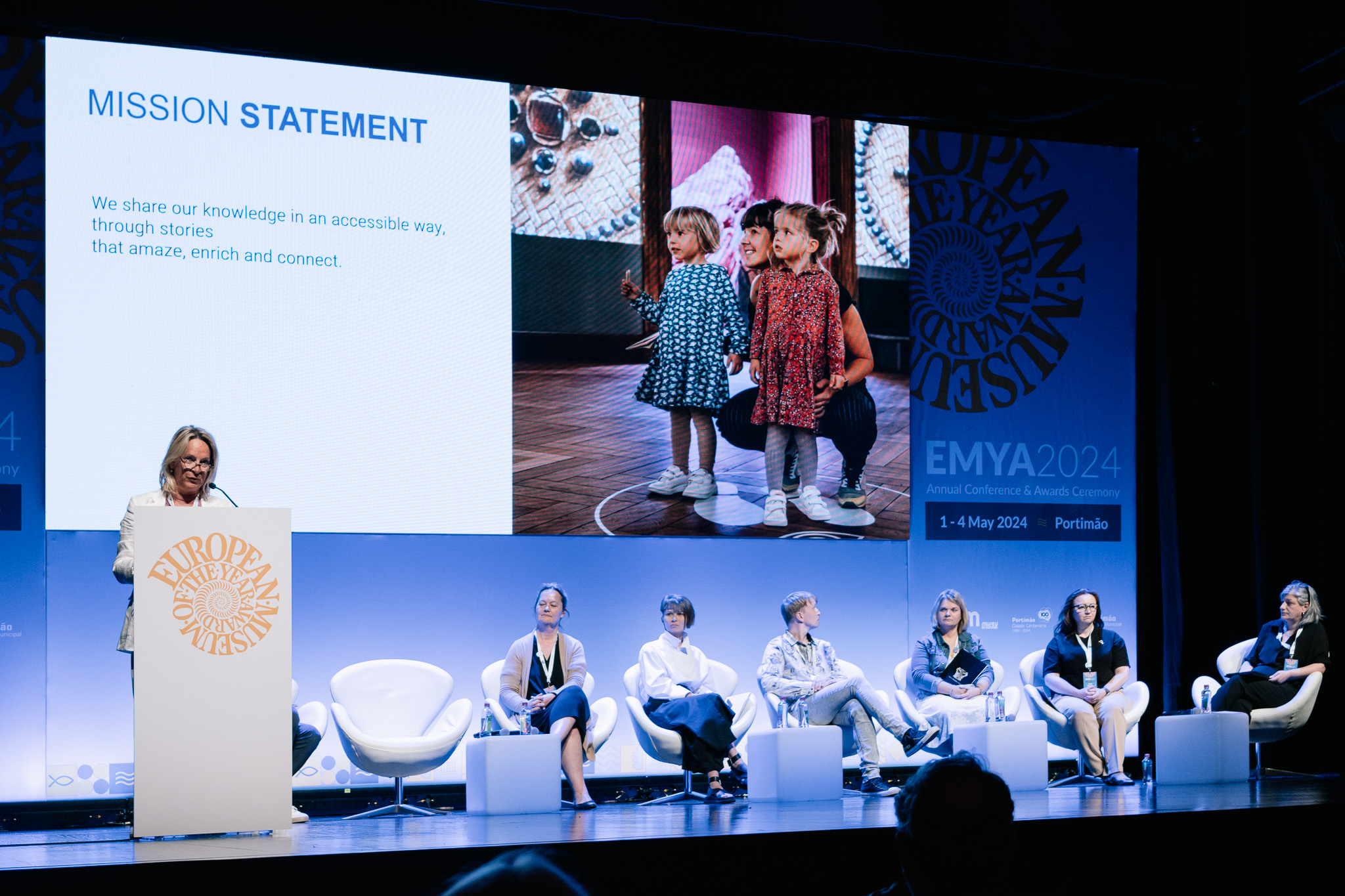 Dyrektor Carmen Willems prezentuje działalność Królewskiego Muzeum Sztuk Pięknych w Antwerpii. Konferencja Europejskiego Forum Muzeów towarzysząca rozdaniu nagród EMYA 2024, Portimao, Portugalia.