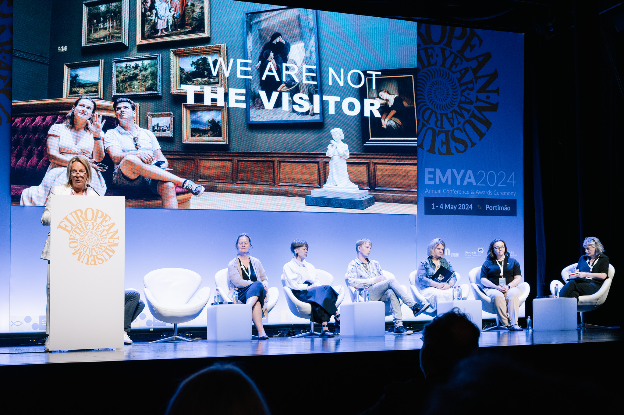 Dyrektor Carmen Willems prezentuje działalność Królewskiego Muzeum Sztuk Pięknych w Antwerpii. Konferencja Europejskiego Forum Muzeów towarzysząca rozdaniu nagród EMYA 2024, Portimao, Portugalia.