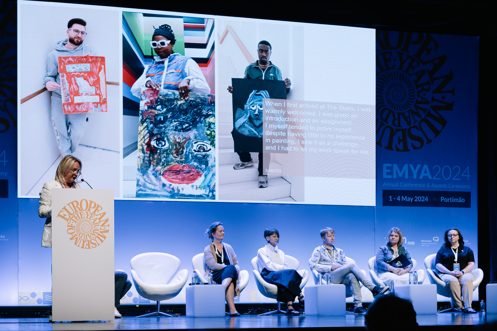 Dyrektor Carmen Willems prezentuje działalność Królewskiego Muzeum Sztuk Pięknych w Antwerpii. Konferencja Europejskiego Forum Muzeów towarzysząca rozdaniu nagród EMYA 2024, Portimao, Portugalia.