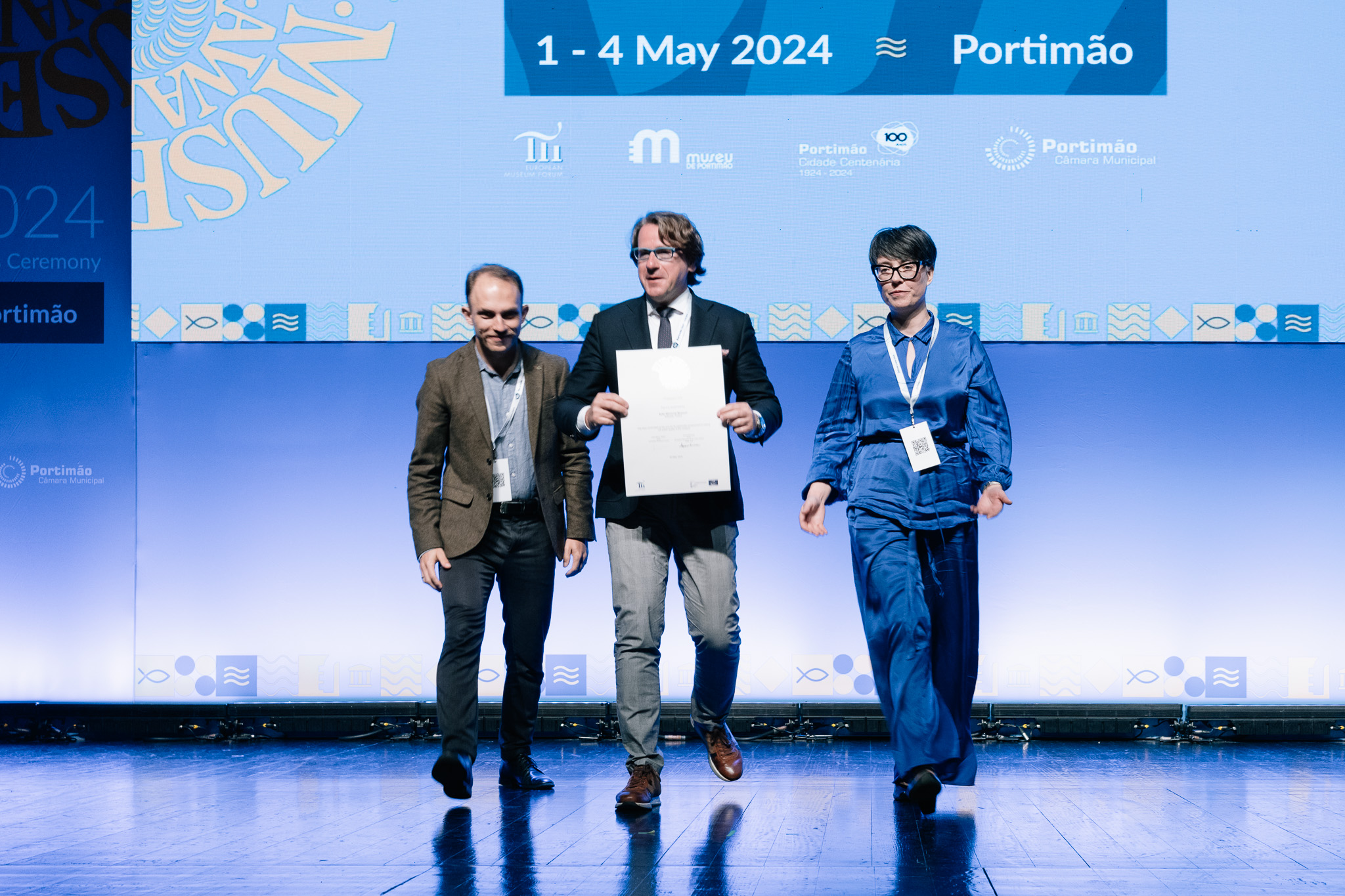 Piotr Popławski, Wojciech Sleszyński, Paulina Cylka z dyplomem nagrody EMYA 2024.