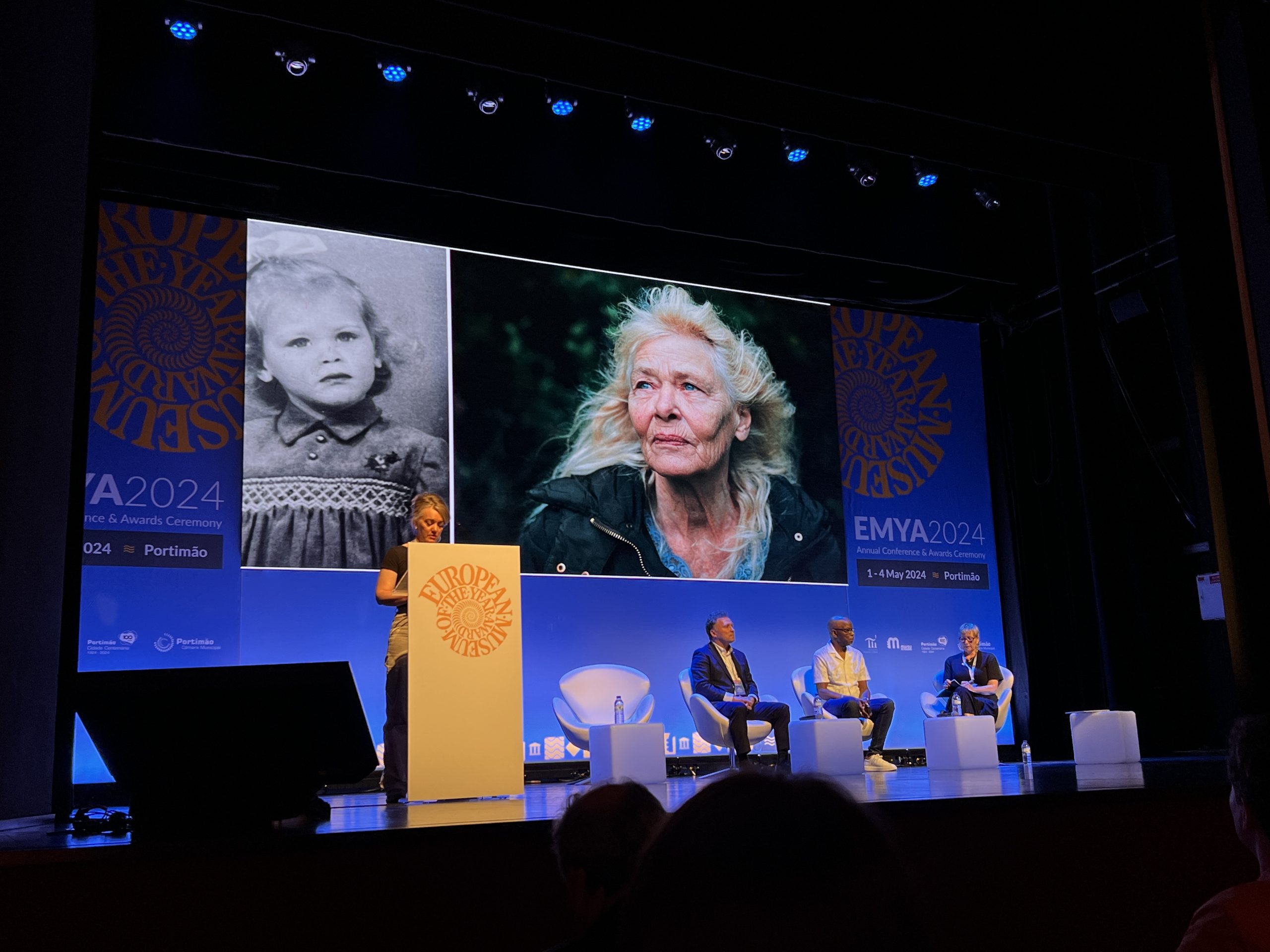 Uczestniczka gali rozdania nagród EMYA 2024 przemawiająca na scenie.